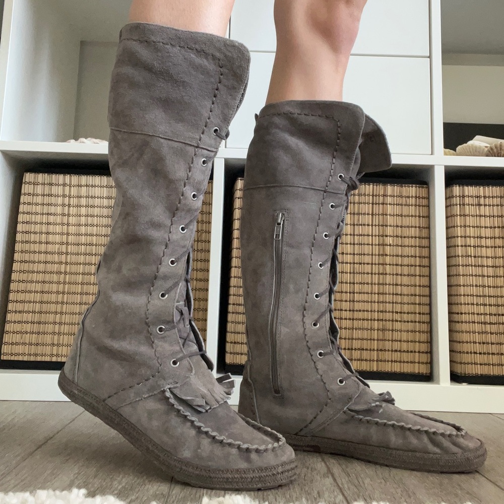 UGG’S LACE UP GREY BOOTS